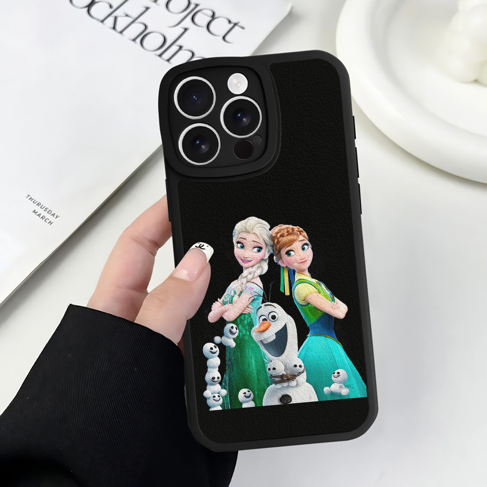 （画像用） アナと雪の女王 アンナ エルサ Frozen Anna Elsa 【iPhone 16シリーズ対応】シリコンスマホケース（レザー調） 材質：シリコン